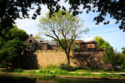 903395 Gezicht op de sterrenwacht Sonnenborgh (Zonnenburg 2) te Utrecht, op het bolwerk Zonnenburg, met op de voorgrond ...